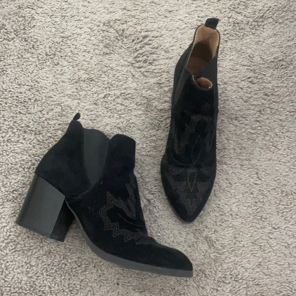 Black heeled ankle booties size 9